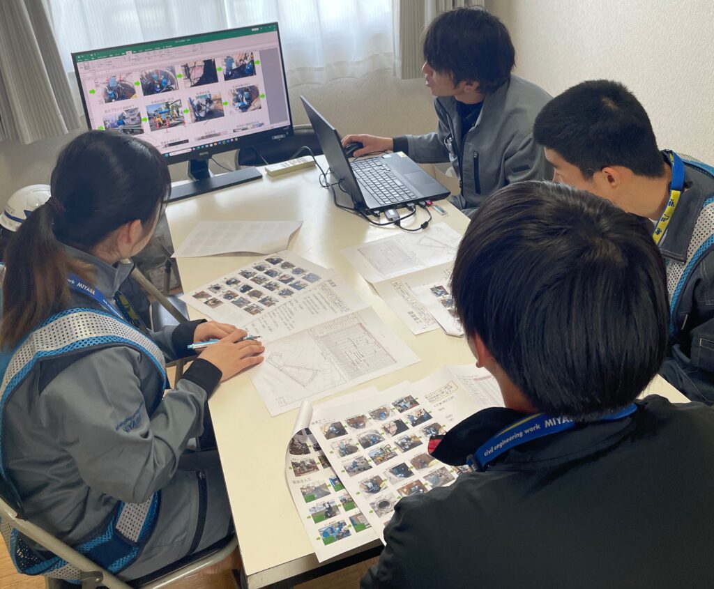 現場写真を用いて作業前ミーティングのようす